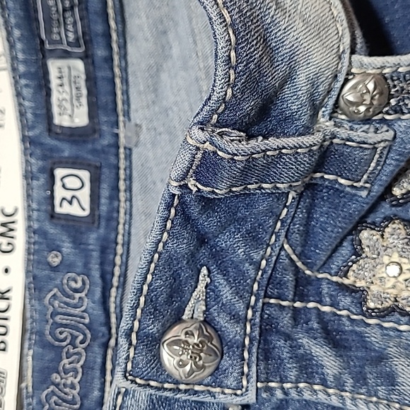 MISS ME EMBROIDERED LEATHER RHINESTONES FLOWERS RAW-EDGE DENIM JEAN SHOR… - Picture 6 of 12